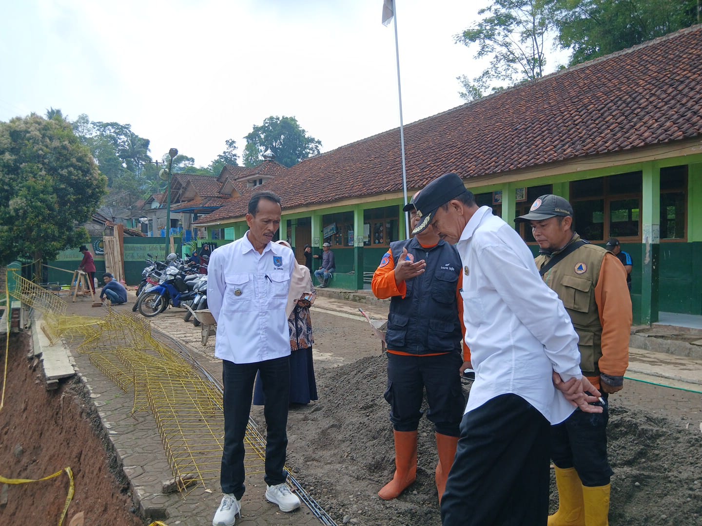 Longsor Rusak Halaman MI Al-Hidayah Lampegan, Kerugian Ditaksir Capai Rp 100 Juta