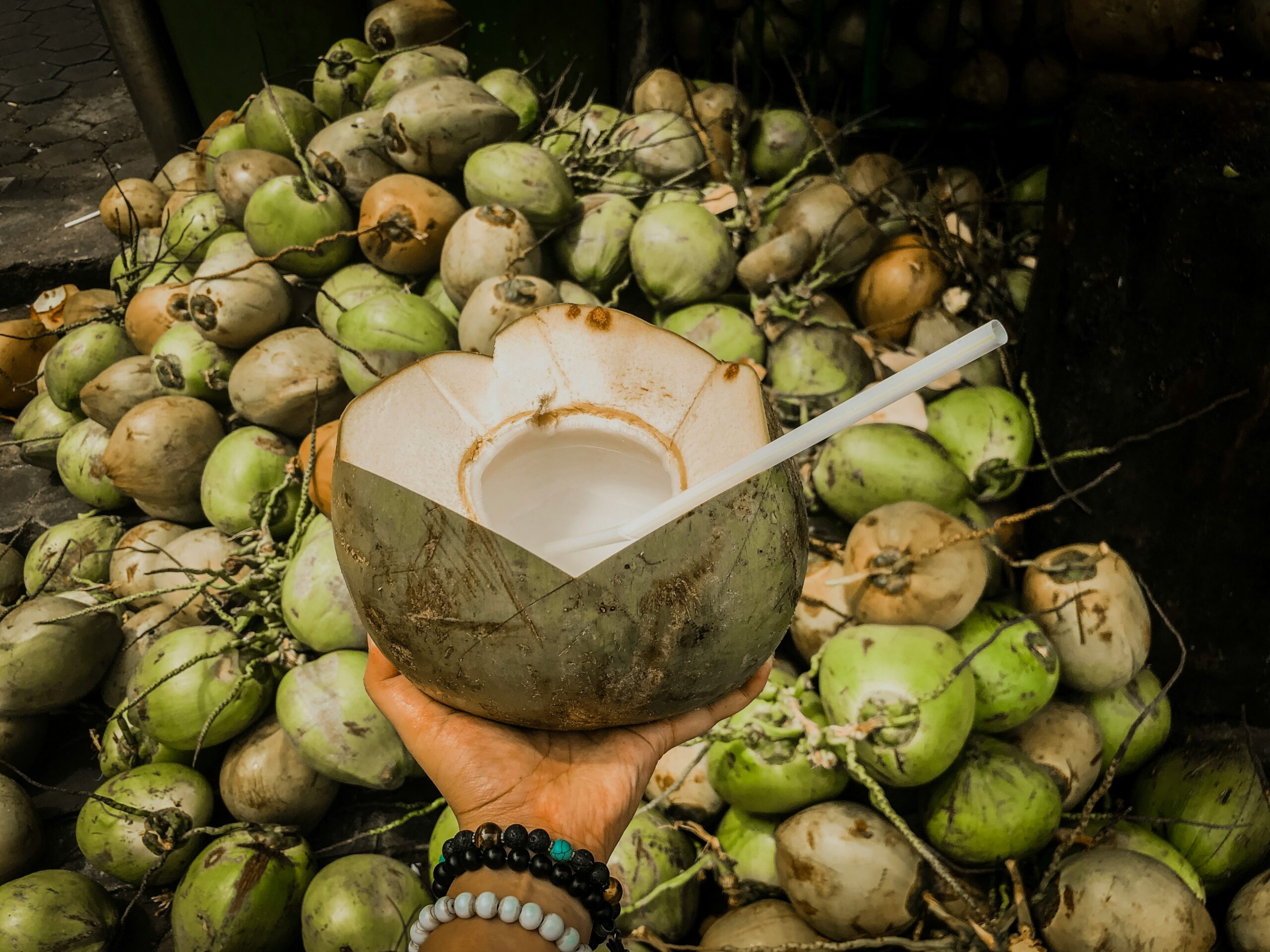 Ampuh! Manfaat Air Kelapa untuk Redakan Asam Lambung dan Cara Konsumsi yang Benar